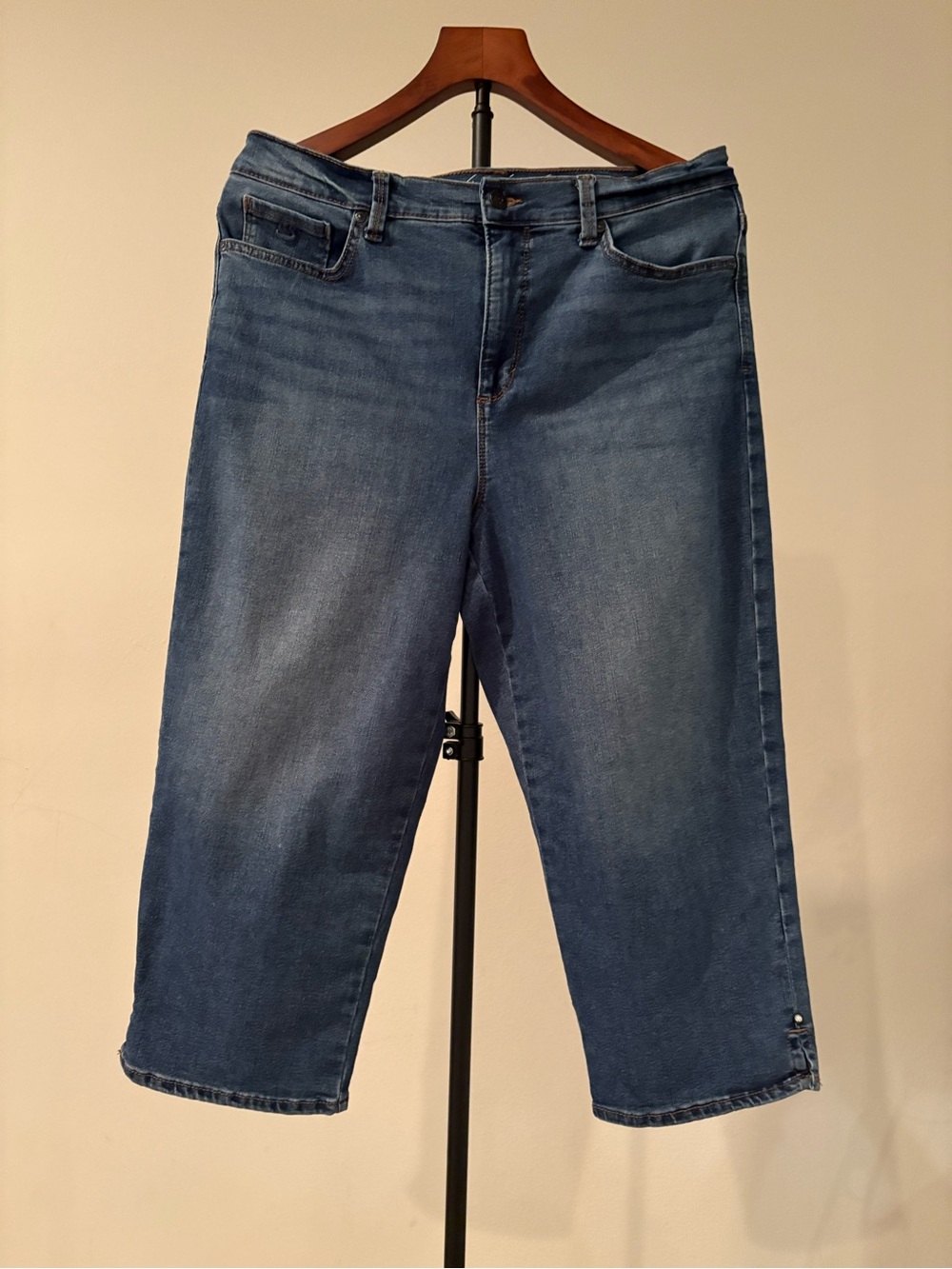 Gloria Vanderbilt Women’s Mid Blue Relaxed Jeans 12